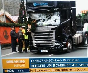 ▲ベルリンのクリスマス市場に突入した大型トラック（2016年12月20日、ドイツ民間放送「N24」の中継放送から）