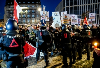 ▲ドイツのライプツィヒ市のコロナ規制反対デモ（2020年11月7日、IPI公式サイトから）