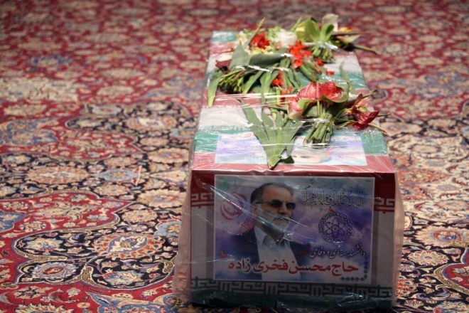 ▲ファクリザデ氏の葬儀が先月30日、テヘラン北部の墓地で挙行された（イランIRNA通信から）