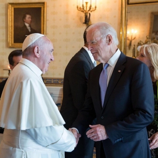 ▲訪米したフランシスコ教皇と握手するバイデン副大統領（当時）=2015年9月23日、ホワイトハウスで、ウィキぺディアから