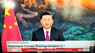 ▲世界経済フォーラムのオンライン会合で語る中国の習近平国家主席（2021年1月25日、独民間ニュース放送NTVの中継から）