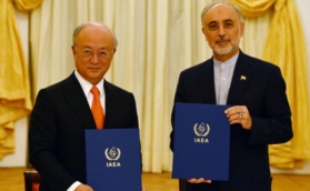 ▲核合意の「行動計画表」を示す国際原子力機関（IAEA）の天野之弥事務局長とイランのサレヒ原子力庁長官（2015年7月14日、IAEA提供）