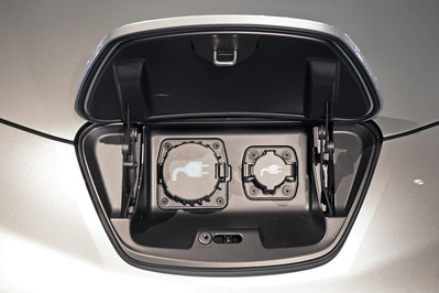 800px-Nissan_Leaf_dual_charging_outlets